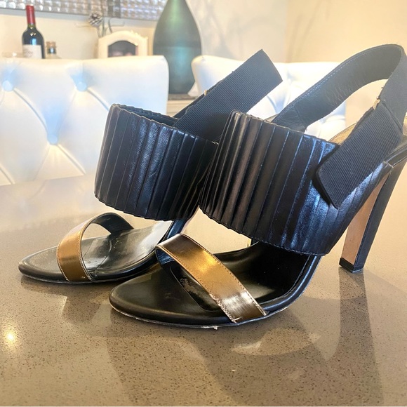 CLUB MONACO ⭐️6 1/2 Cool Looking Heels ! Black pleated Leather with Gold band.♥️ - Picture 10 of 11